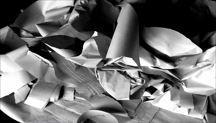 tas de papier à récycler